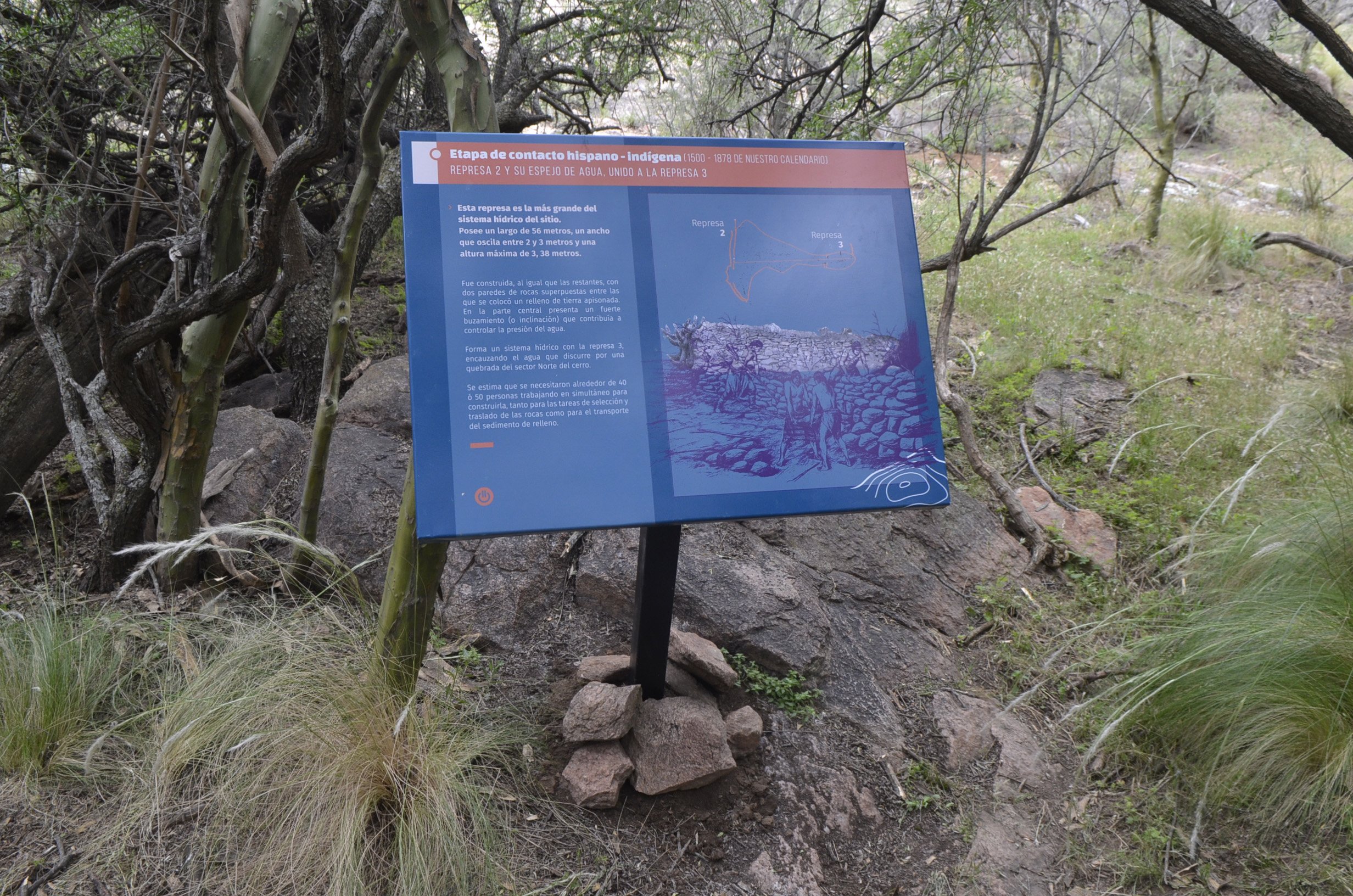 Sign with Augmented Reality technology in ‘Cerro de los Viejos’. Photo: Rodrigo Pérez. Secretaría de Cultura de La Pampa.